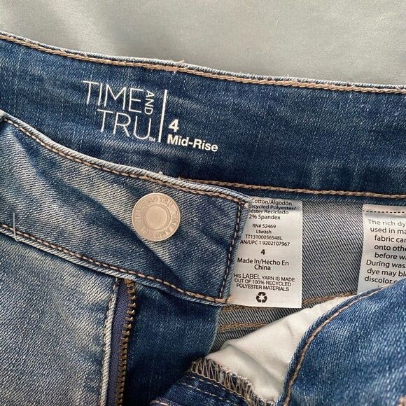 Time and Tru Denim jean cuff distressed shorts Sz. 4 Women Girls Juniors - Picture 2 of 3